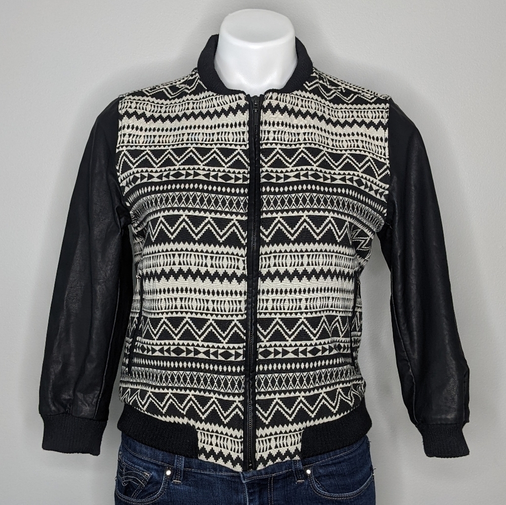 ✨3/$15 Blank NYC black cream zip up jacket XS